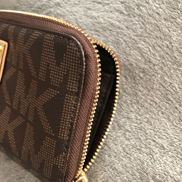 Michael Kors Tote with matching full zip wallet - Picture 11 of 11